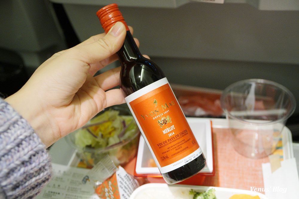 日本航空JAL台北松山飛東京羽田來回飛機餐,紅白酒直接給一整瓶,2016.11.22~11.28
