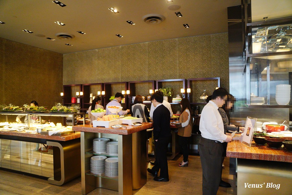 【台北文華東方酒店 】CAFE UN DEUX TROIS,新午間套餐包含自助吧,生意超級好務必訂位,菜單價位