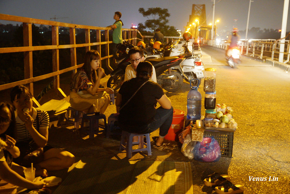 越南河內,河內搭偉士牌摩托車夜遊,河內必遊景點,河內夜景,河內歌劇院,越南主席府,巴亭廣場胡志明紀念堂建築群,歐巴馬吃的Bun Cha碳烤豬肉米線,生蛋咖啡