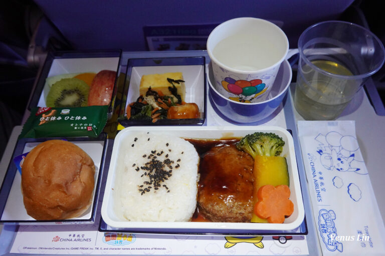 中華航空台北松山飛東京羽田,經濟艙飛機餐.兒童餐,看到富士山選位小秘密 2022.12.15~12.21 - 跟著小V吃喝玩樂